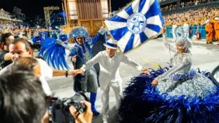 Lula participa do desfile da Acadêmicos de Niterói