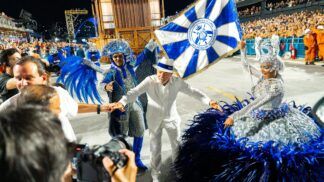 Lula participa do desfile da Acadêmicos de Niterói
