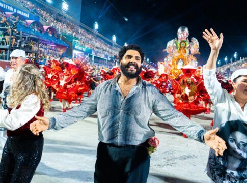 O ator Paulo Vieira interpreta Lula no desfile da Acadêmicos de Niterói