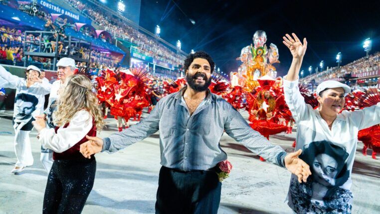 O ator Paulo Vieira interpreta Lula no desfile da Acadêmicos de Niterói