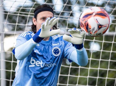 Cássio defende bola em treino do Cruzeiro na Toca da Raposa