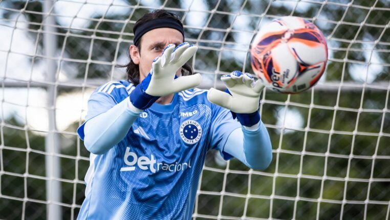 Cássio defende bola em treino do Cruzeiro na Toca da Raposa