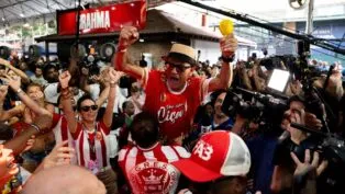 Mestre Ciça comemora título da Viradouro com colegas da escola durante apuração na Sapucaí