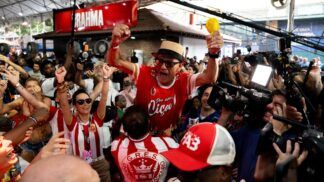 Mestre Ciça comemora título da Viradouro com colegas da escola durante apuração na Sapucaí