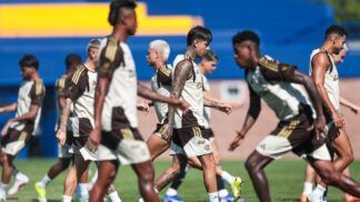 Treino do Flamengo no campo do Boca Juniors
