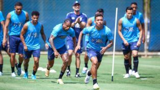Jogadores do Gremio realizam treino técnico durante a manha desta sexta-feira, no CT Luiz Carvalho