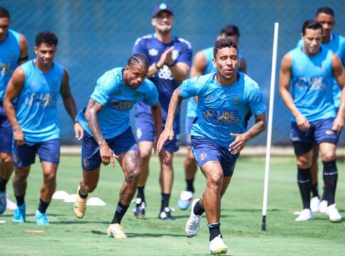 Jogadores do Gremio realizam treino técnico durante a manha desta sexta-feira, no CT Luiz Carvalho