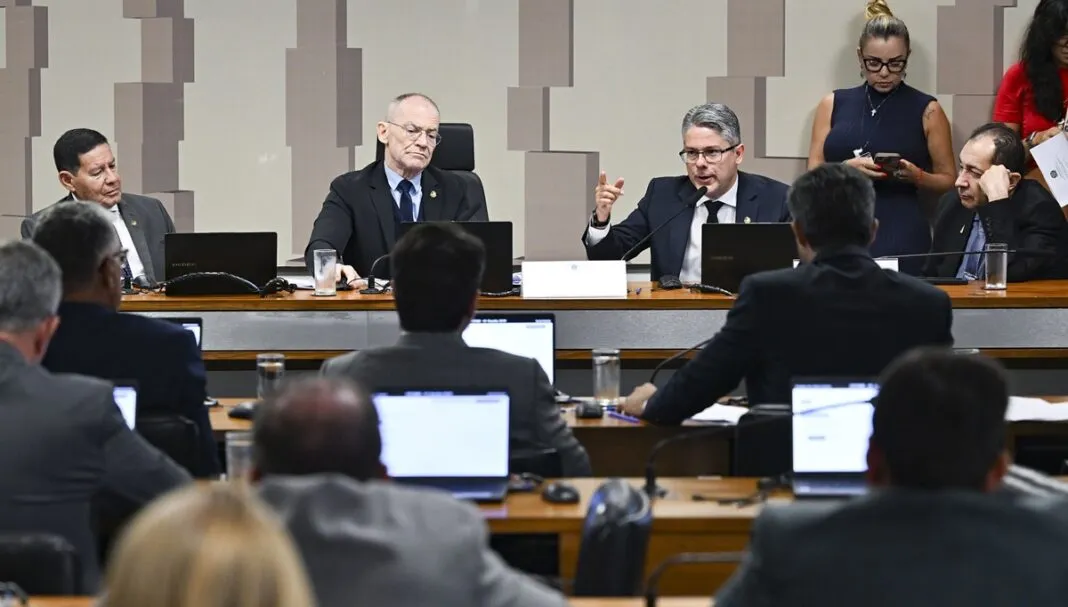 Mourão, Fabiano Contarato e Alessandro Vieira na mesa-diretora da CPI do Crime Organizado