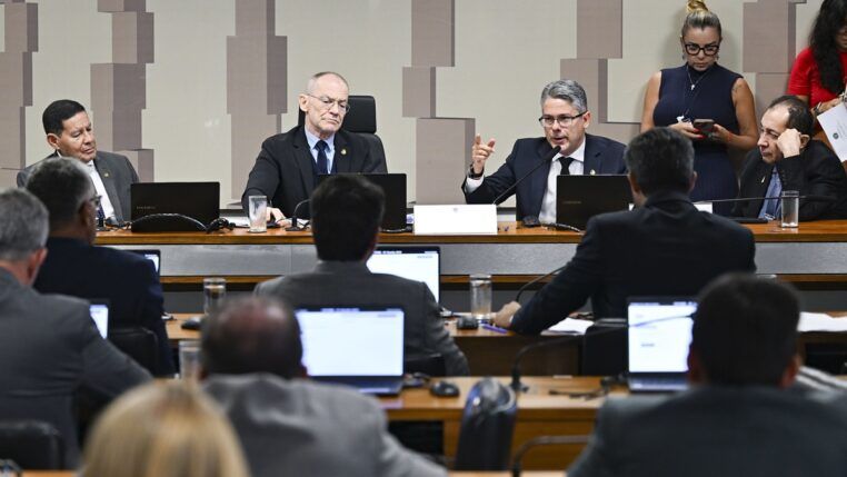 Mourão, Fabiano Contarato e Alessandro Vieira na mesa-diretora da CPI do Crime Organizado