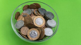 Moedas de real dentro de uma tigela