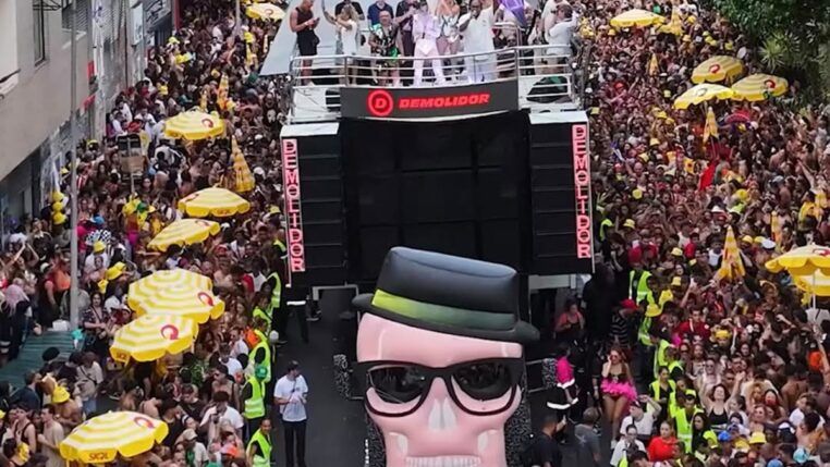 Desfile do Acadêmicos do Baixo Augusta na rua da Consolação