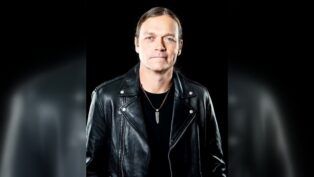 Foto de um homem em jaqueta preta: Brad Arnold, vocalista do 3 Doors Down