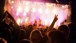 Pessoas em um festival de música