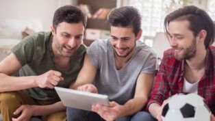 Homens assistindo a um vídeo em um tablet gpointstudio