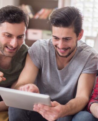 Homens assistindo a um vídeo em um tablet gpointstudio
