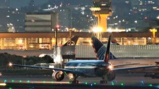 Avião na pista do aeroporto de Guarulhos