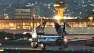 Avião na pista do aeroporto de Guarulhos