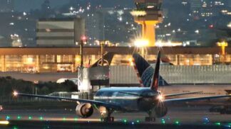 Avião na pista do aeroporto de Guarulhos