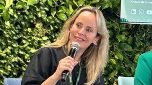 Cristina Castro fala ao microfone durante evento