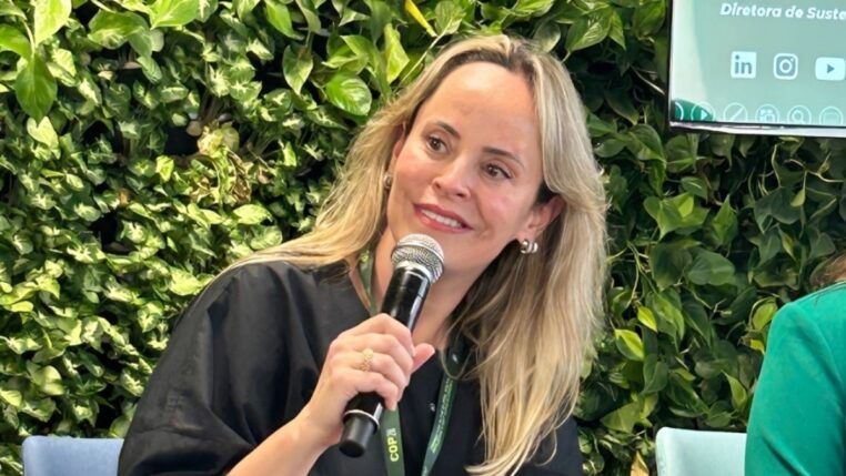 Cristina Castro fala ao microfone durante evento