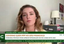 Jornalista fala ao microfone durante transmissão ao vivo