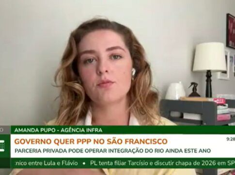 Jornalista fala ao microfone durante transmissão ao vivo