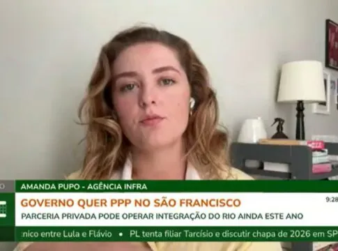 Jornalista fala ao microfone durante transmissão ao vivo