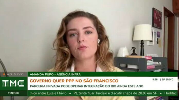 Jornalista fala ao microfone durante transmissão ao vivo