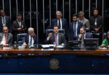 Senadores discutem tema na mesa diretora, com Alcolumbre no centro
