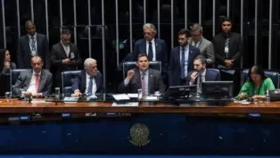 Senadores discutem tema na mesa diretora, com Alcolumbre no centro