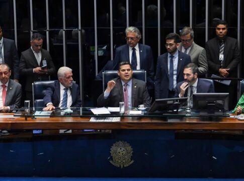 Senadores discutem tema na mesa diretora, com Alcolumbre no centro