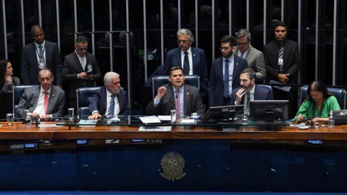 Senadores discutem tema na mesa diretora, com Alcolumbre no centro