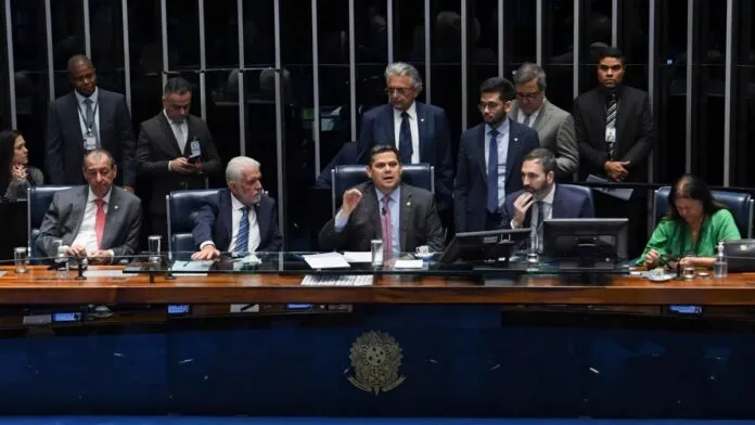 Senadores discutem tema na mesa diretora, com Alcolumbre no centro