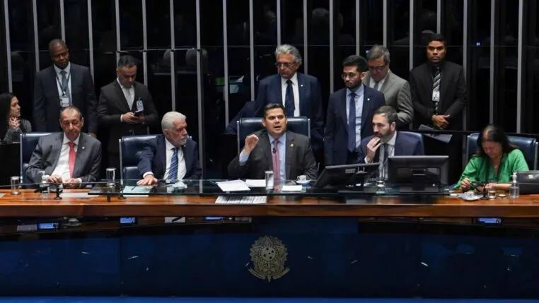 Senadores discutem tema na mesa diretora, com Alcolumbre no centro