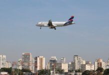 Avião da TAM sobrevoa a cidade de São Paulo
