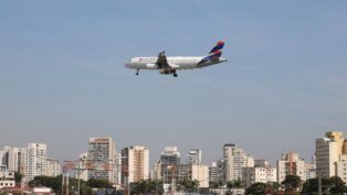 Avião da TAM sobrevoa a cidade de São Paulo