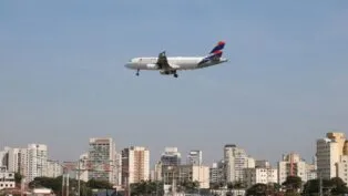Avião da TAM sobrevoa a cidade de São Paulo