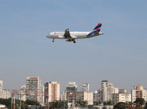Avião da TAM sobrevoa a cidade de São Paulo