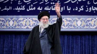 O líder Ali Khamenei acena para o público