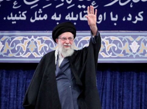 O líder Ali Khamenei acena para o público