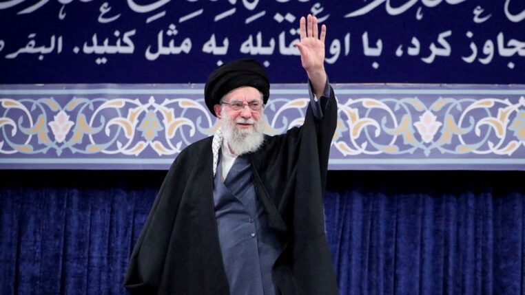 O líder Ali Khamenei acena para o público
