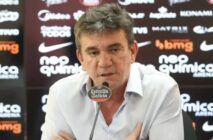 Andrés Sanchez O Ministério Público de São Paulo solicitou à Justiça que determine o uso de tornozeleira eletrônica pelo ex-presidente do Corinthians Andrés Sanchez. O pedido foi feito nesta terça-feira (25/02) pelo promotor Cássio Conserino. O órgão ministerial requer também a apreensão do passaporte espanhol do ex-dirigente e o acesso aos registros telefônicos dele entre 30 de dezembro de 2025 e 25 de fevereiro de 2026. (Foto: Rodrigo Coca/Agência Corinthians)