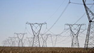 Torres de transmissão de energia em um campo