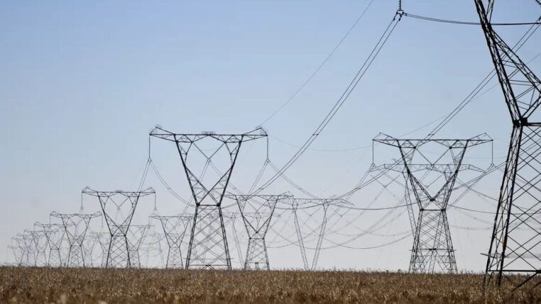 Torres de transmissão de energia em um campo