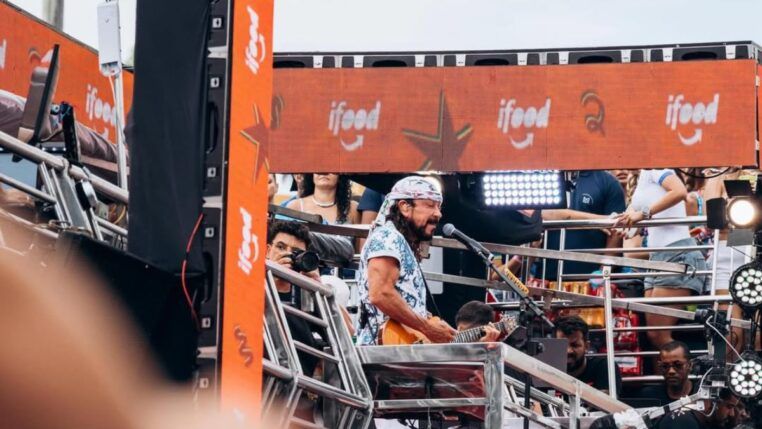 Cantor Bell Marques durante sua apresentação no Bloco Camaleão