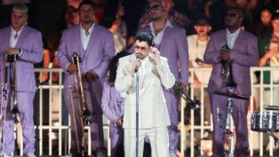 Bad Bunny canta durante show em São Paulo