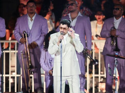 Bad Bunny canta durante show em São Paulo