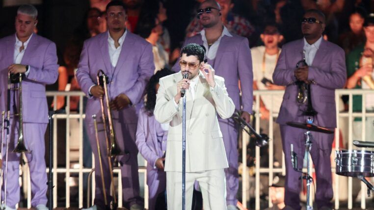 Bad Bunny canta durante show em São Paulo