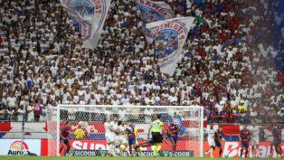 Torcida do Bahia comparece a Casa de Apostas Arena Fonte Nova no duelo contra o Fluminense (Foto: Letícia Martins/EC Bahia)