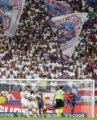Torcida do Bahia comparece a Casa de Apostas Arena Fonte Nova no duelo contra o Fluminense (Foto: Letícia Martins/EC Bahia)